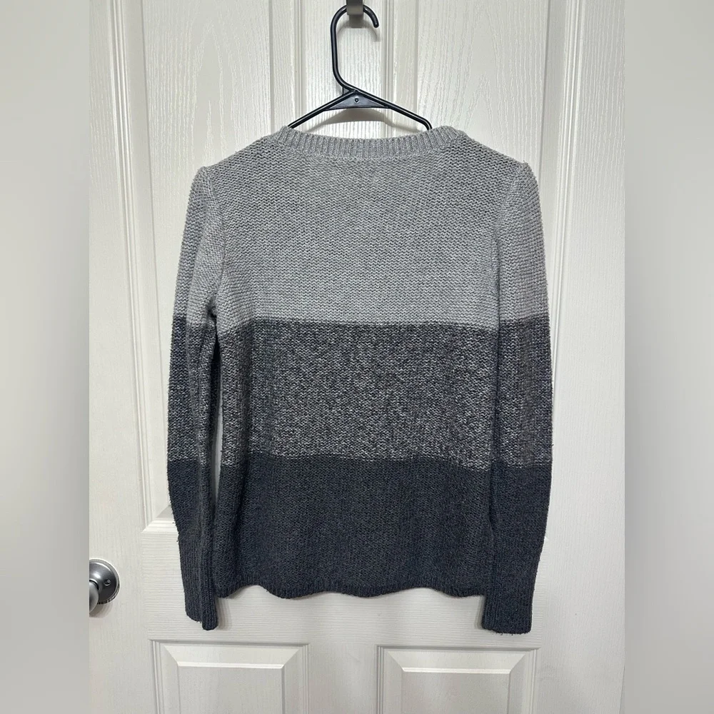 Hollister‎ V-Neck Sweater in Gray Tones